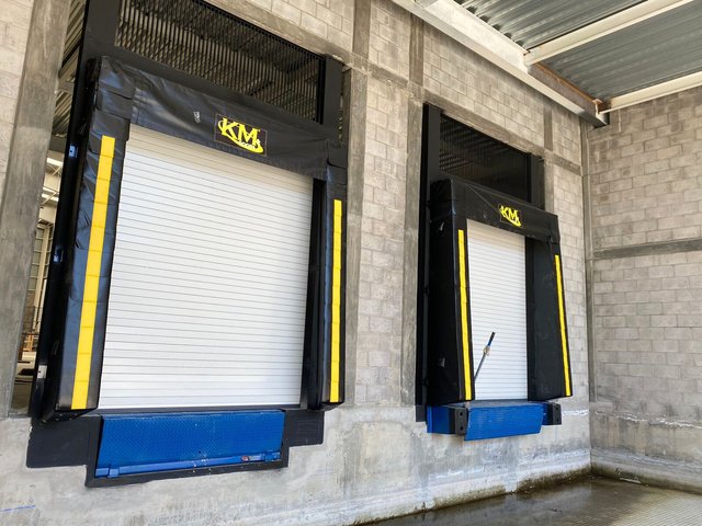 Andenes con equipos de KMDoors