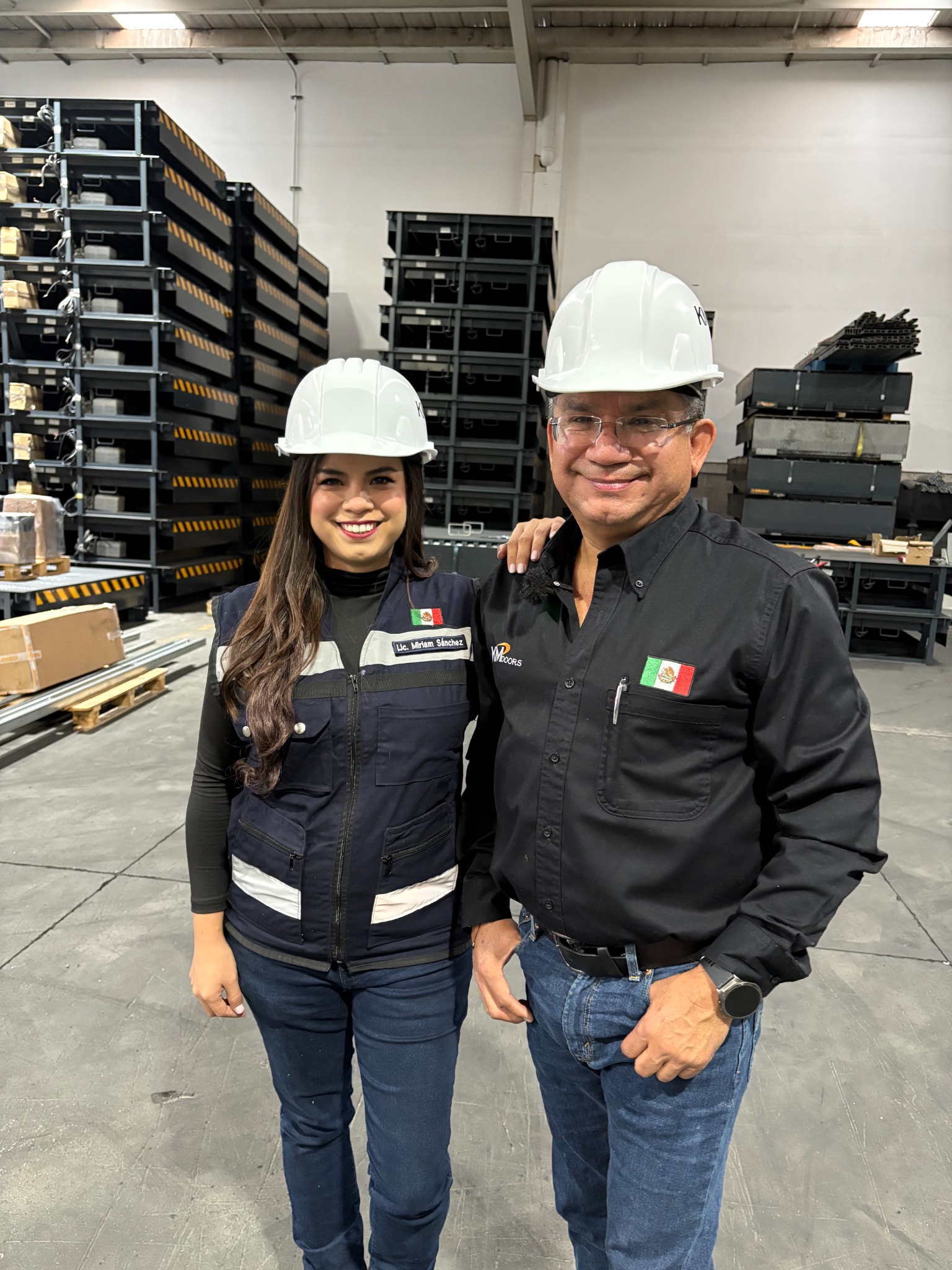 Miguel y Miriam Sánchez en la bodega de KMDoors, frente a equipos de andén