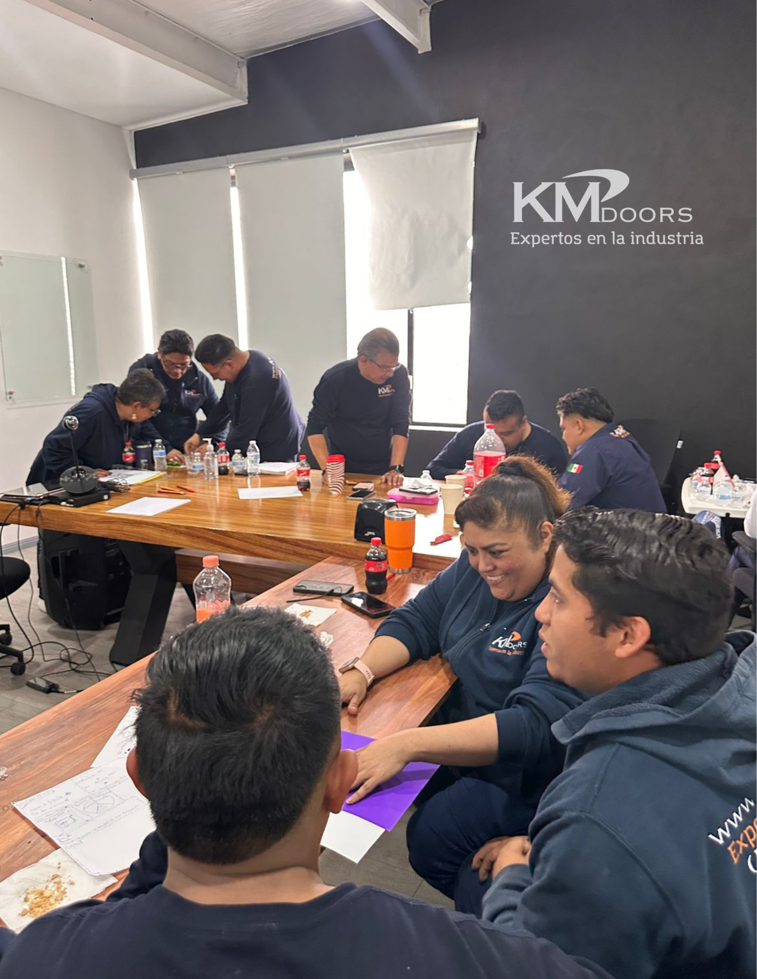 Equipo KMDoors trabajando en una dinámica de desarrollo empresarial